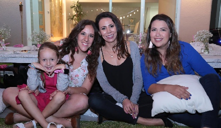  Julieta, Ale Garelli,  Karina Vargas y Karla Castillo.