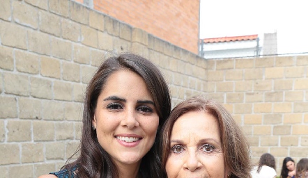 Paola Hernández con su abuela y Araceli Gómez.