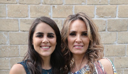 Paola Hernández con su mamá Araceli Cano.