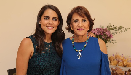  Paola Hernández con su abuela Guadalupe Gutiérrez.