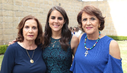  La futura novia con sus abuelas. Araceli Gómez, Paola Hernández y Guadalupe Gutiérrez.