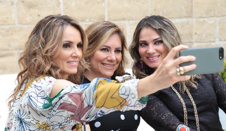  Posando para la selfie Araceli Cano, Claudia Montoya y Mayela Valdés.