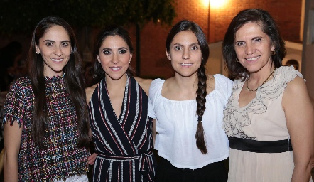  Mariana, Sofía y Claudia Díaz de León con su mamá, Dolores Lastras.