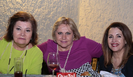  Meche Ramírez, Lucy Lastras y Pilar Ramírez.