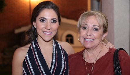  Sofía con su tía, Felicia Díaz de León.