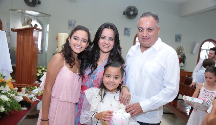  Loretta con sus padrinos Natalia Arocha, Sindhya Gutiérrez y Rafael Aguilar.