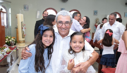  Gilberto Galván con sus nietas.