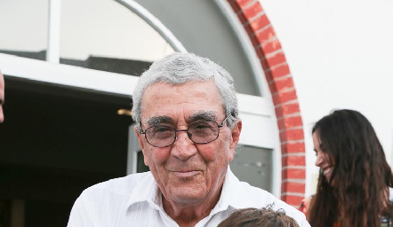  Gilberto Galván con su nieto Mau.