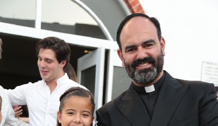 Loretta y el Padre José Antonio Guzmán.