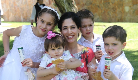  Patricia Vergara con sus hijos Paty, Ceci, Gabriel y Jordi.