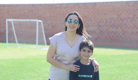  Nuria Ejarque con su hijo Gerónimo.
