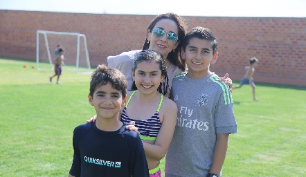  Nuria Ejarque con sus hijos.