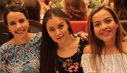  Silvia Azuara, Monserrat Vega y Gloria Reyes.