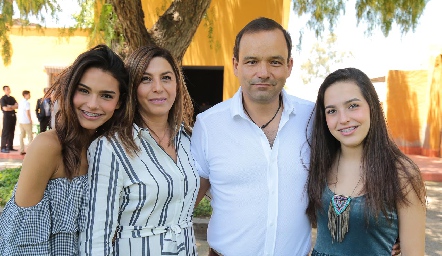  Paulina González, Patricia Juárez, César González y Sofía González.