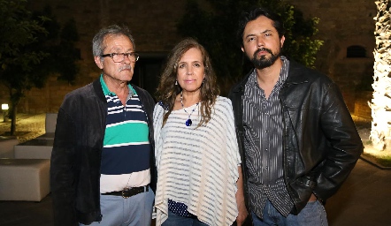 Raúl Cuevas, Rosario Vélez y Luis Cuevas .