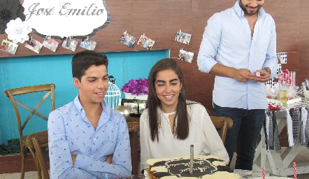  José Emilio y Anyul con su pastel.