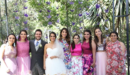  Rogelio Pacheco y María Gutiérrez con las damas de honor.
