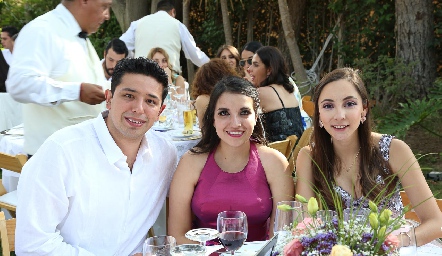  Fernando López, Viridiana Saavedra y Sofía Rojas.