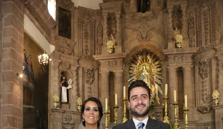  María y Rogelio ya son marido y mujer.