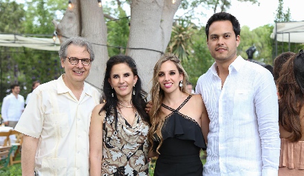 Carlos Compean, Mercedes Martínez, Melissa Compean y Beto Berrones.