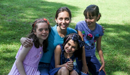  Estela, Andrea, Isabela y Elena.