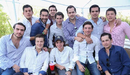  Diego acompañado de sus mejores amigos.