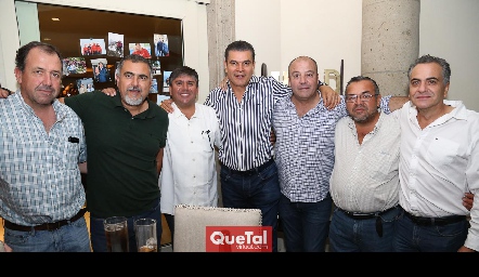  Javier acompañado de sus buenos amigos.