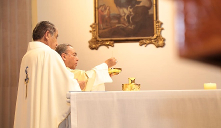 Padre Carlos Medina y Arzobispo Emérito Luis Morales.