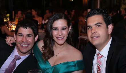  Arturo y Claudia Cadena con Alejandro Rasillo.