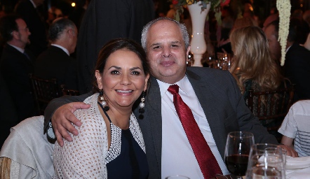 Toyita Villalobos de Dávila y Héctor Dávila.