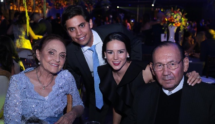 Toyita Villalobos, Mario Martell, Sandra y Rafael Villalobos.