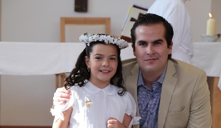  Isabela con su padrino Ernesto Lozano.