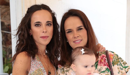  Cheli y María Sotomayor con sus hijas.