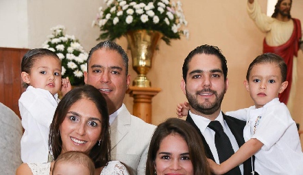  Rodrigo acompañado de sus papás, hermanos y padrinos.