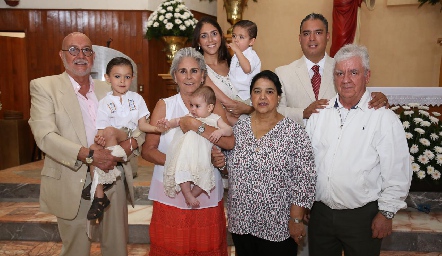  Rodrigo con sus papás, hermanos y abuelos.