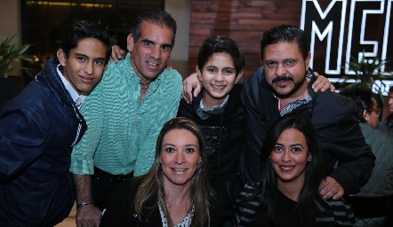  Rafael Córdova, Enrique Navarro, Rodrigo Córdova, David Córdova, Rosy Navarro y Eri Castañeda.