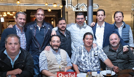  David Córdova junto a sus mejores amigos.