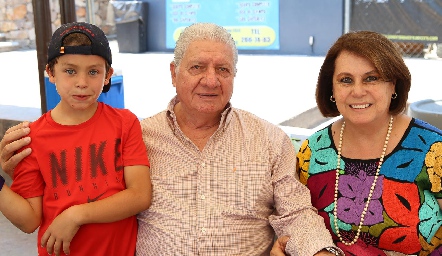  Luis Manuel Abella con sus abuelos maternos Jorge Alcalde y Graciela Milán.