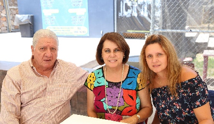 Jorge Alcalde, Graciela Milán y Daniela Alcalde .