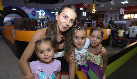  Lety Gutiérrez con sus hijas Elena y Constanza y Moni González.