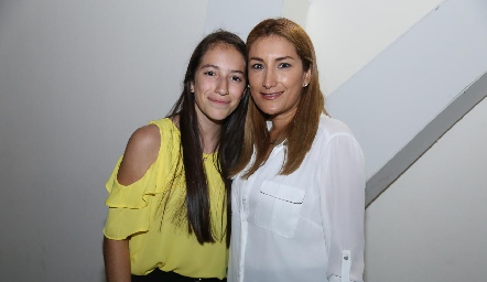  Karina Medrano y Tere Moreno.