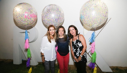  Tere, Laura y Fernanda, las mamás de las festejadas.