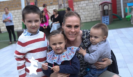  Victoria Toranzo con sus hijos.