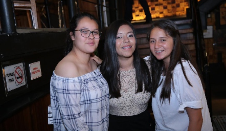  Mía Pérez, Sofía y Mariana Jasso.