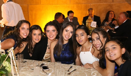 Bárbara, Ánika, Alejandra, María José, Isabella, Montse y Montse.