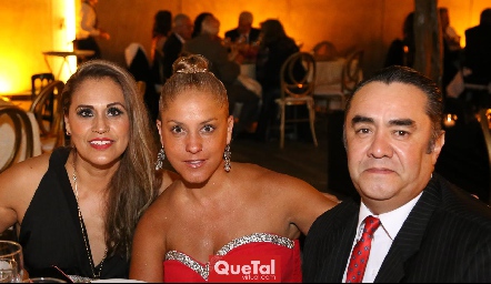  Claudia Moreno, María Brun y Mario Márquez .