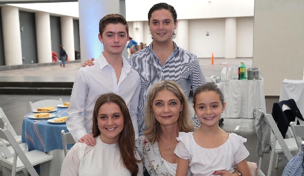  Chelo Harris con sus hijos Daniel, José, María y Lourdes Nieto Harris.
