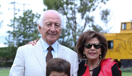  Carlitos acompañado de sus abuelos Marcelo y Guillermina de los Santos.