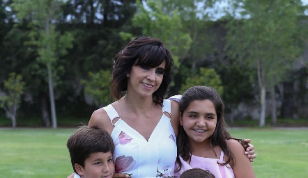 Marisol de la Maza con sus hijos Carlos, Marisol y Pablo de los Santos.