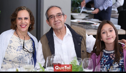  Magda, José Antonio y María Ibarra.